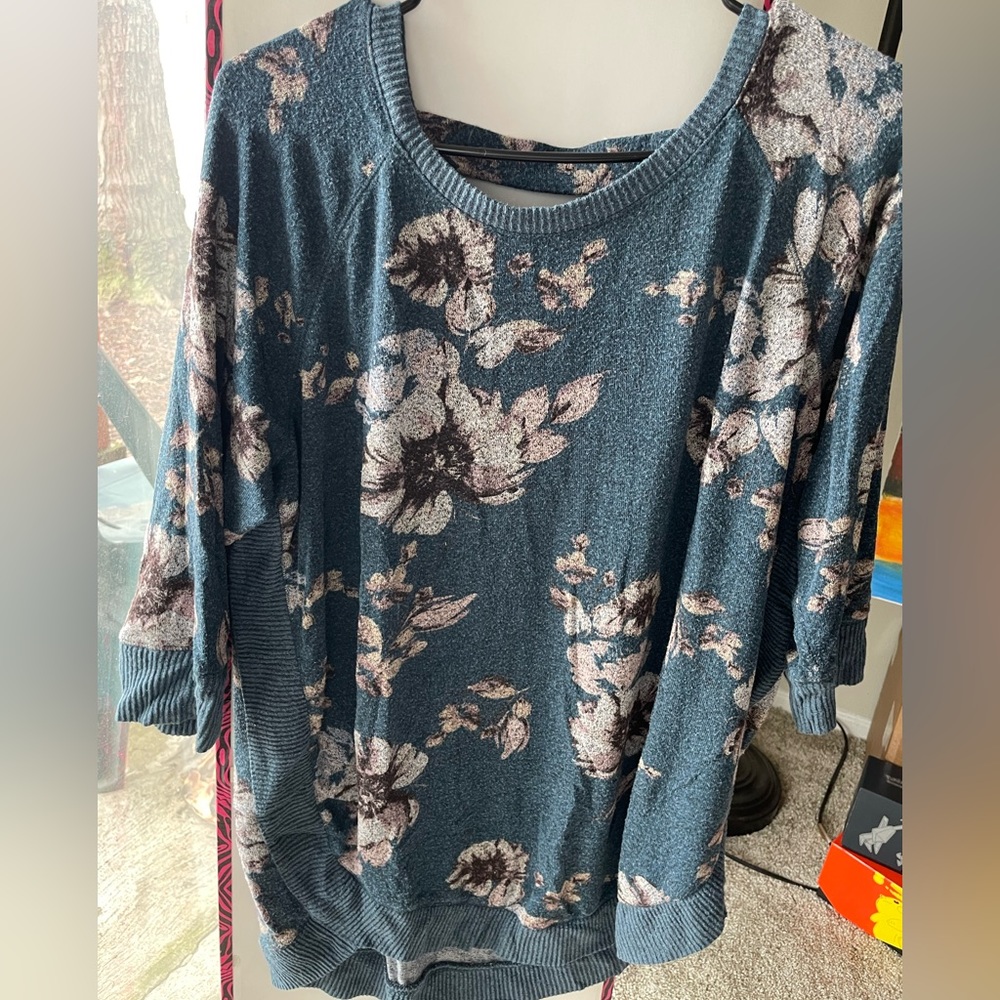 Maurice’s Floral Sweatshirt 💙🤍